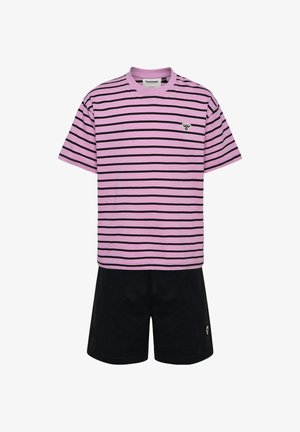Stribet skjorte i lyserød med sorte striber, korte ærmer, rund halsudskæring, kombineret med sorte shorts med en lille logo på kanten.