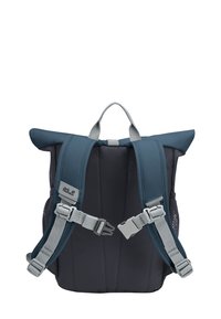 Zaino blu scuro con cinturini grigi, parte superiore pieghevole e tasche laterali in rete regolabili. Caratterizzato da fibbie in plastica e manico di trasporto sulla parte superiore.