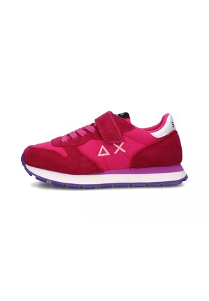 Scarpa da ginnastica rosa e rosa scuro con tomaia in suede e mesh, strap in Velcro, lacci e suola in gomma bianca e viola.