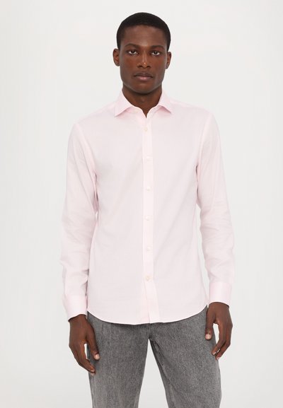 Camicia button-up rosa chiaro con colletto a punta e maniche lunghe, realizzata in un tessuto texturizzato e con bottoni beige chiaro.