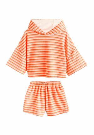 Puha frottír anyagú kapucnis felső és elasztikus derekú rövidnadrág szett narancssárga és fehér vízszintes csíkokkal.