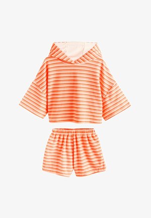 Puha frottír anyagú kapucnis felső és elasztikus derekú rövidnadrág szett narancssárga és fehér vízszintes csíkokkal.