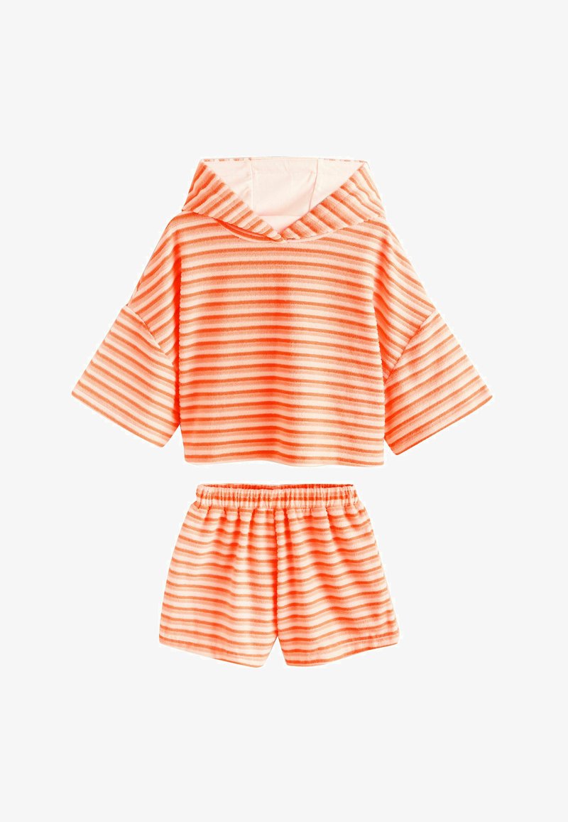 Súprava z mäkkej froté látky s kapucňou a elastickými šortkami v oranžovo-bielych horizontálnych pruhovaných farbách.