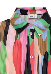 Košile s límečkem z vícebarevné plisované látky se vzory v zelené, růžové, hnědé a modré barvě; obsahuje růžové knoflíky a štítek.