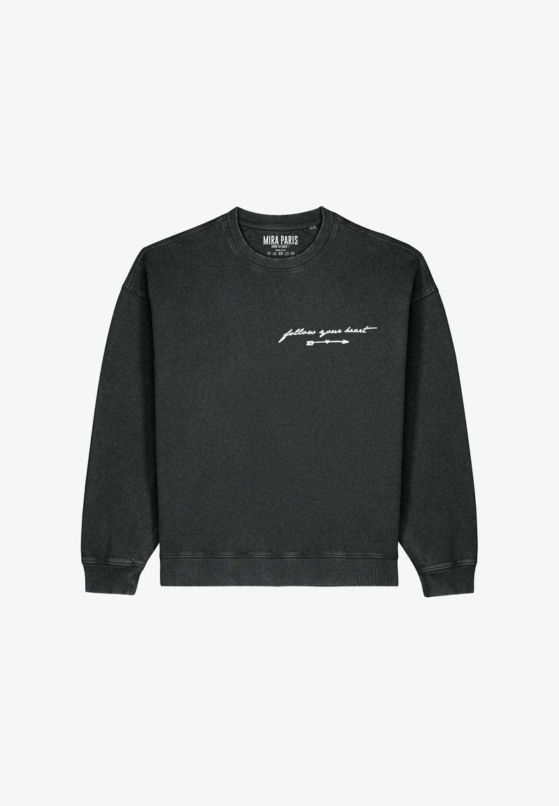 Felpa nera con scollo a girocollo e polsini a coste. Presenta una scritta bianca in corsivo "follow your heart" e un piccolo disegno di una freccia.