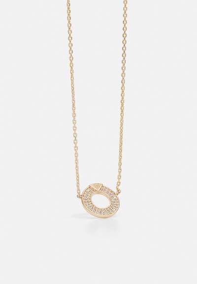 Colar de ouro com um pingente circular, apresentando um pequeno recorte oval, acentuado com pedras transparentes embutidas e um detalhe triangular texturizado.