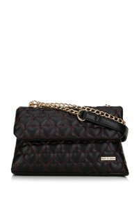 Bolso de mano negro acolchado hecho de cuero sintético, con un patrón de corazones, correa de cadena dorada y cierre de broche. Logo de la marca visible.