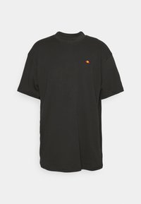 T-shirt noir à manches courtes et col rond avec un petit logo rouge et jaune sur la poitrine gauche sur fond blanc.