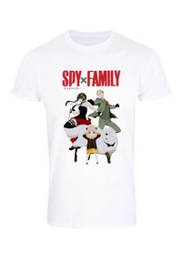 Bílý bavlněný tričko s barevným grafickým potiskem tří postav z "Spy x Family" a s tučným červeným textem nahoře.