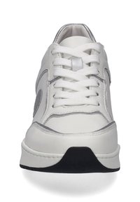 Białe sneakersy z teksturowaną skórzaną cholewką, srebrnymi akcentami, płaskimi sznurowadłami i czarną gumową podeszwą. Posiadają okrągły czubek i wyściełany kołnierz.