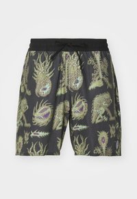 Bañador con fondo negro que presenta intrincados patrones de dragones verdes y morados, cinturilla elástica y cierre con cordón.
