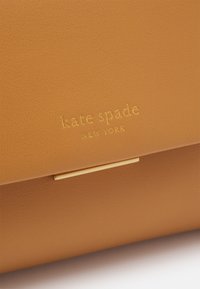 kate spade new york GRACE SHOULDER - Kézitáska - caramel corn
