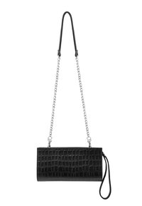 Borsa nera in ecopelle di coccodrillo con forma rettangolare, tracolla a catena e attacco per polso. Texture liscia, dettagli lucidi.