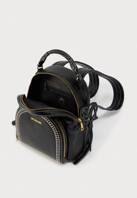 Μαύρο δερμάτινο σακίδιο με χρυσά μεταλλικά στοιχεία, διακοσμημένο με πλεγμένη λεπτομέρεια, πολλαπλές τσέπες με φερμουάρ και ρυθμιζόμενους ιμάντες.
