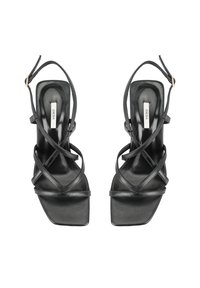 Zwarte leren hoge hakken sandalen met een vierkante neus, dunne kruislings banden, verstelbare enkelbanden en een gladde afwerking.
