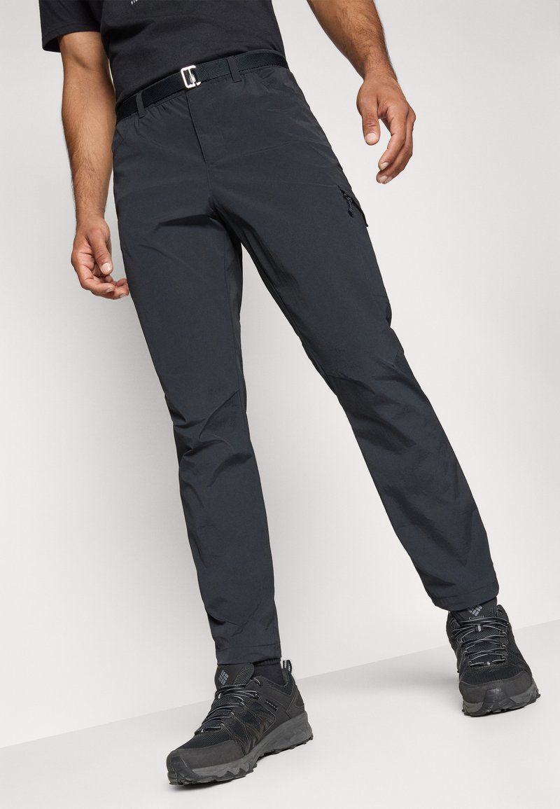 Schwarze leichte Hosen mit schlanker Passform, versehen mit einer Reißverschlusstasche an der Seite und einem elastischen Bund mit einer metallischen Schnalle.