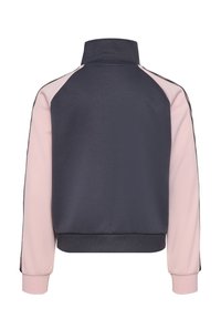 Dunkelblaue und hellrosafarbene Reißverschlussjacke mit hohem Kragen, Raglanärmeln, gerippten Bündchen und strukturiertem Stoff mit kontrastierenden Farben.