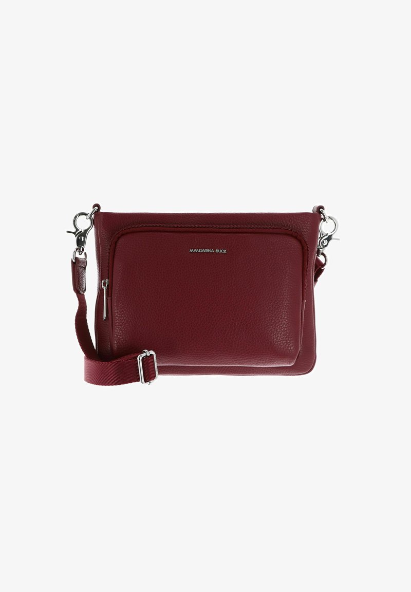 Dunkelrotes Leder-Crossbody-Bag mit vorderer Reißverschlusstasche und verstellbarem Tragegurt, silberne Metallbeschläge und Mandarina Duck-Logo.