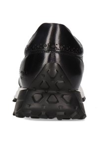 Svart lädersneaker med en jämn yta, utrustad med en tjock gummisula med greppmönster och dekorativ sömnad på hälen.