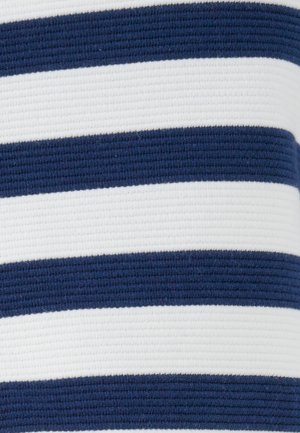 Tessuto lavorato a maglia a righe blu navy e bianche con strisce alternate larghe e strette, caratterizzato da un motivo a costine testurizzato.
