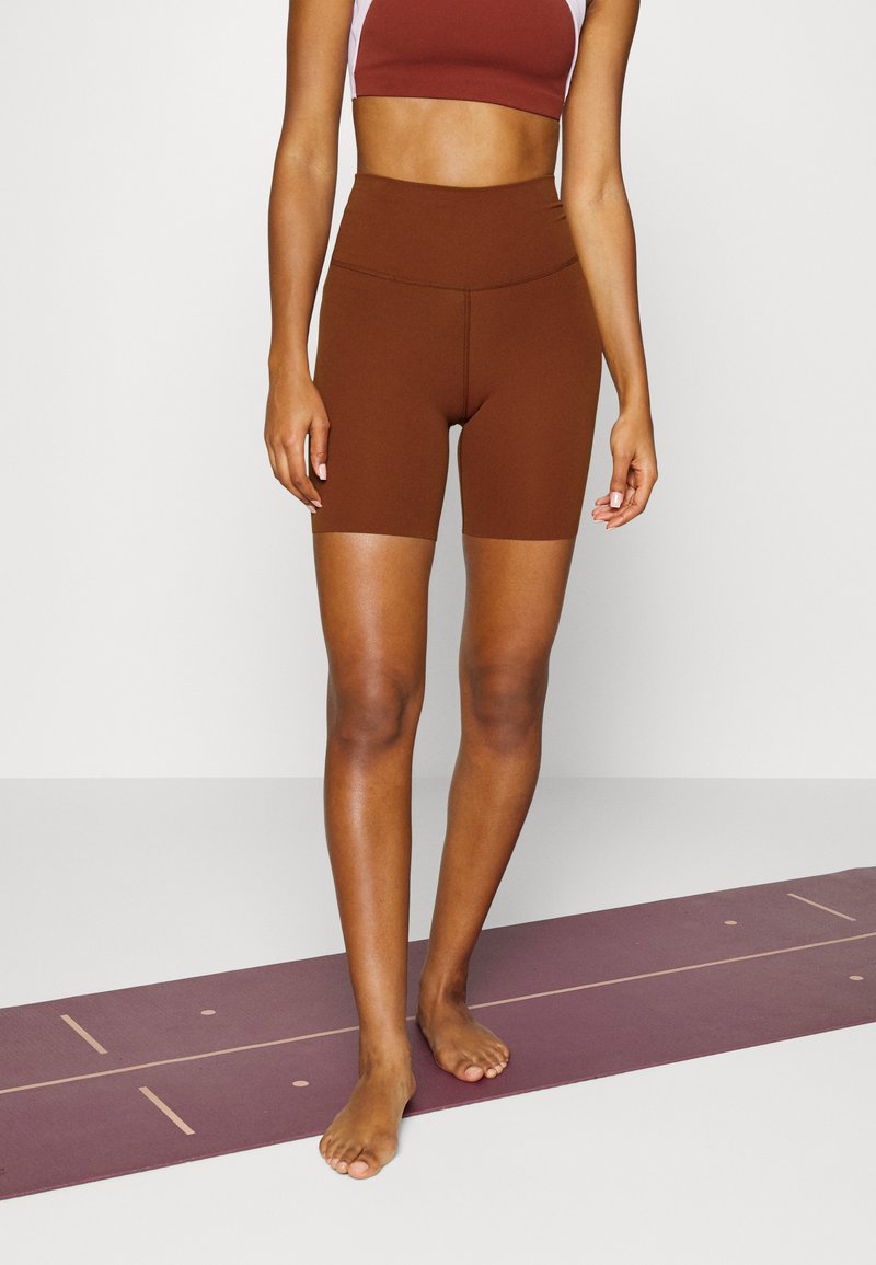 Nike Performance THE YOGA LUXE SHORT - Leggings - oxen brown/iron grey