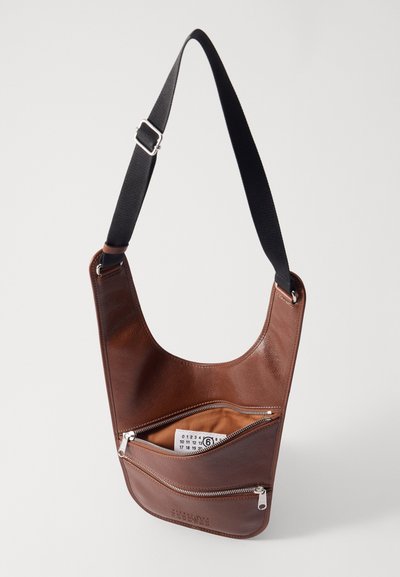 MM6 Maison Margiela FLAT SADDLE MINI BAG UNISEX - Borsa a tracolla - root brown