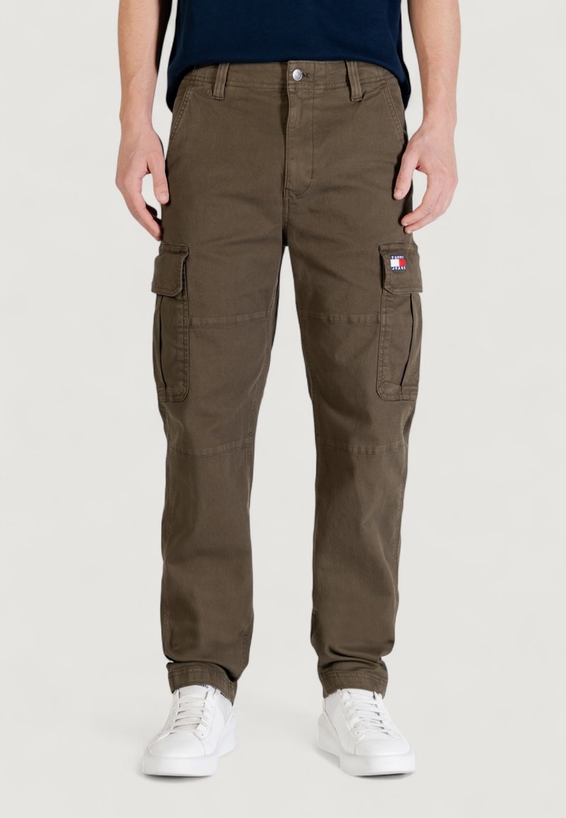 Pantalon cargo en mélange de coton vert olive, avec poches latérales, coupe classique et petite étiquette logo sur la jambe droite.