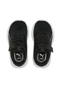 Scarpe da ginnastica nere con parte superiore in rete, dettagli in plastica e suola bianca. Presentano una fascia in Velcro e lacci. Logo visibile sulla soletta.