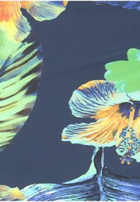 Cvečno tekstilno oblikovanje z velikimi večbarvnimi cvetovi v modri, rumeni in zeleni barvi na temno modri podlagi z gladko teksturo.