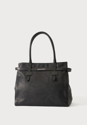 Sac cabas en cuir noir avec deux anses et une sangle horizontale, avec le logo "DSQUARED2" en petites lettres blanches sur le devant.