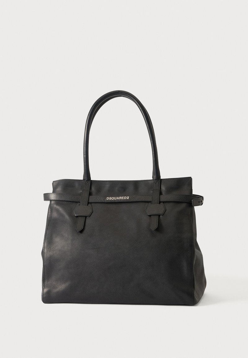 Sac cabas en cuir noir avec deux anses et une sangle horizontale, avec le logo "DSQUARED2" en petites lettres blanches sur le devant.