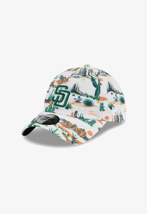 Baseballkappe mit San Diego Logo, Wüstenlandschaftsprint in Grün-, Orange- und Blautönen, gebogener Schirm und New Era Aufkleber vorne.