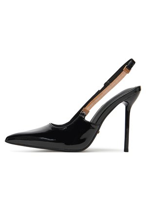 Escarpin noir en cuir verni à talon haut et bride arrière, avec un bout pointu, une sangle élastique ornée d'un accent doré au talon et une texture lisse.