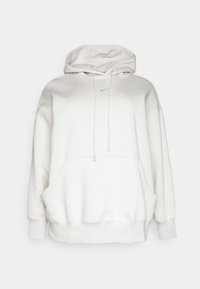 Bílá mikina s kapucí vyrobená z měkké tkaniny, s velkou kapucí, šňůrkami, přední kapsou a malým logem na hrudi.