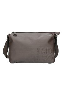 Borsa a tracolla rettangolare marrone realizzata in tessuto testurizzato, con chiusura a zip e tracolla regolabile. Dettaglio del logo semplice sulla parte anteriore.