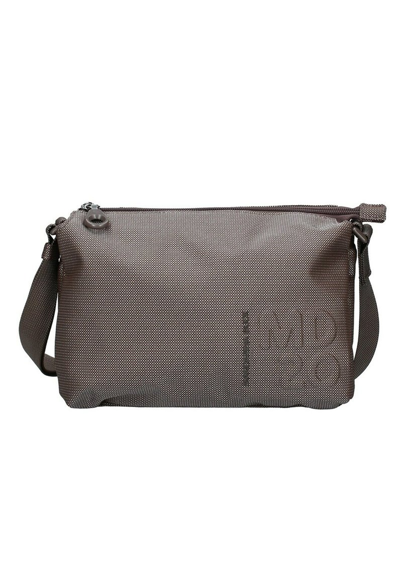 Borsa a tracolla rettangolare marrone realizzata in tessuto testurizzato, con chiusura a zip e tracolla regolabile. Dettaglio del logo semplice sulla parte anteriore.