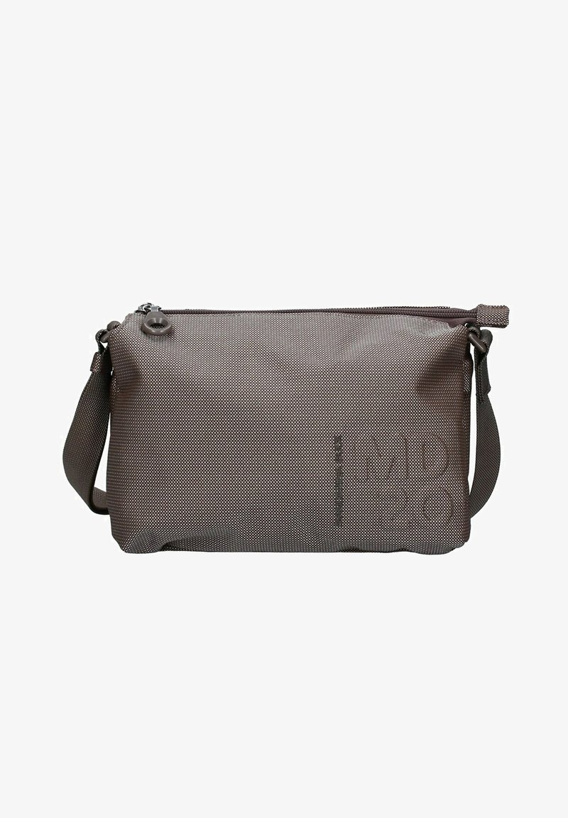 Borsa a tracolla rettangolare marrone realizzata in tessuto testurizzato, con chiusura a zip e tracolla regolabile. Dettaglio del logo semplice sulla parte anteriore.