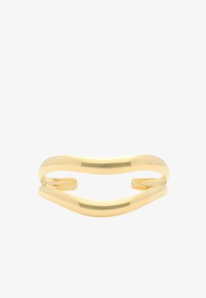 Offenes Armreifarmband in Goldton mit glattem, geschwungenem und röhrenförmigem Design, dargestellt vor weißem Hintergrund.