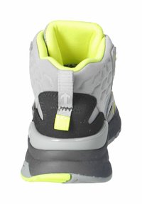 Šedá a černá turistická bota s neonově žlutými akcenty. Má texturovaný svršek, polstrovaný límec a poutko na patě pro snadné obouvání.