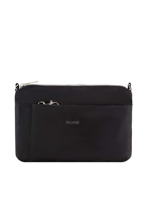 Zwarte rechthoekige clutch met voorvak, zilveren rits en klein metalen sleutelhangerclipje, met label Picard.