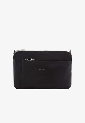 Zwarte rechthoekige clutch met voorvak, zilveren rits en klein metalen sleutelhangerclipje, met label Picard.