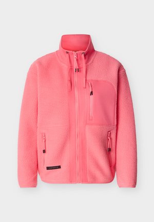 Chaqueta de forro polar de color rosa brillante con cremallera completa en la parte delantera, tres bolsillos con cremallera, cordón en el cuello y detalles de tela texturizada.