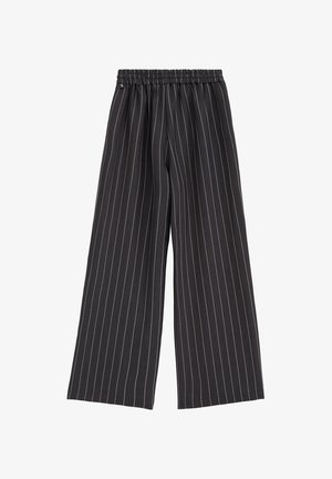 Schwarze weit geschnittene Hose mit dünnen weißen vertikalen Nadelstreifen und elastischem Bund, auf weißem Hintergrund präsentiert.