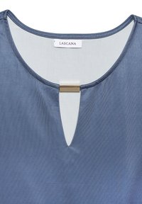 Blaues ärmelloses Top mit weiter Ausschnitt, V-förmigem Ausschnitt und einem goldenen Akzentbalken in der Mitte. Hergestellt aus glattem, leichtem Stoff.