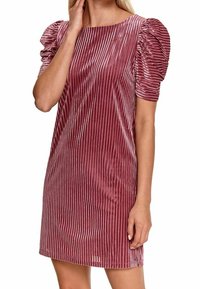 Rosenfarbendes Samtkleid mit vertikalen Streifen, kurzen Puffärmelchen und einem Bootsausschnitt, das eine taillierte Silhouette und eine mittellange Länge bis zur Mitte des Oberschenkels hat.