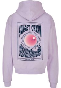 Sweat à capuche violet clair avec un motif représentant un soleil rose, des vagues bleues de l'océan, et les textes « Sunset Charm » et « Golden Hour » au dos.