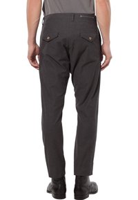 Mörkgrå byxor med avslappnad passform, med två bakfickor med knappstängning och ett slätt, texturerat tyg.