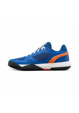 Lage blauwe sportschoen met witte veters, zwarte zool, witte tussenzool en oranje accent op de hiel en zijkant.