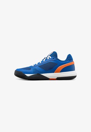 Lage blauwe sportschoen met witte veters, zwarte zool, witte tussenzool en oranje accent op de hiel en zijkant.