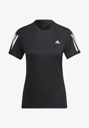Conjunto atlético negro que incluye una camiseta de manga corta con tres rayas blancas y pantalones ajustados. Se lleva con zapatillas negras que muestran detalles texturizados.